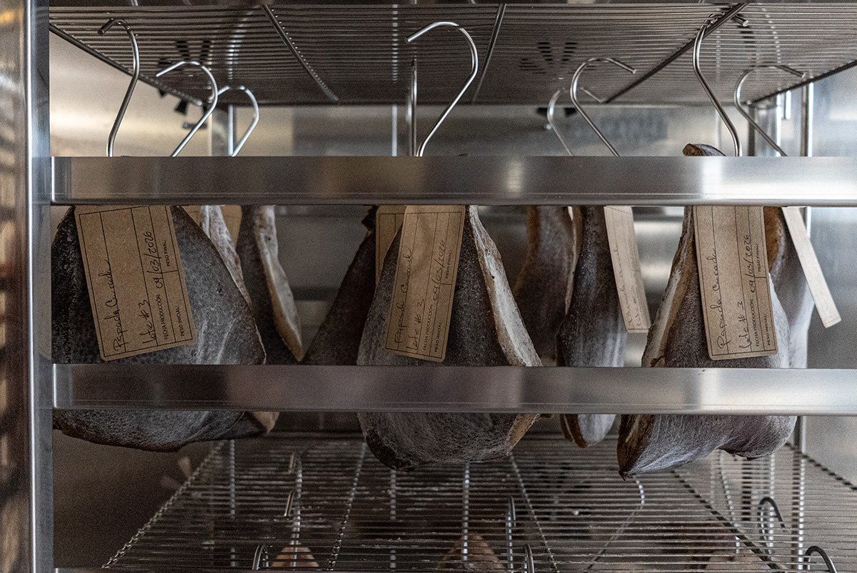 Selección de embutidos artesanales en ROMO Barcelona