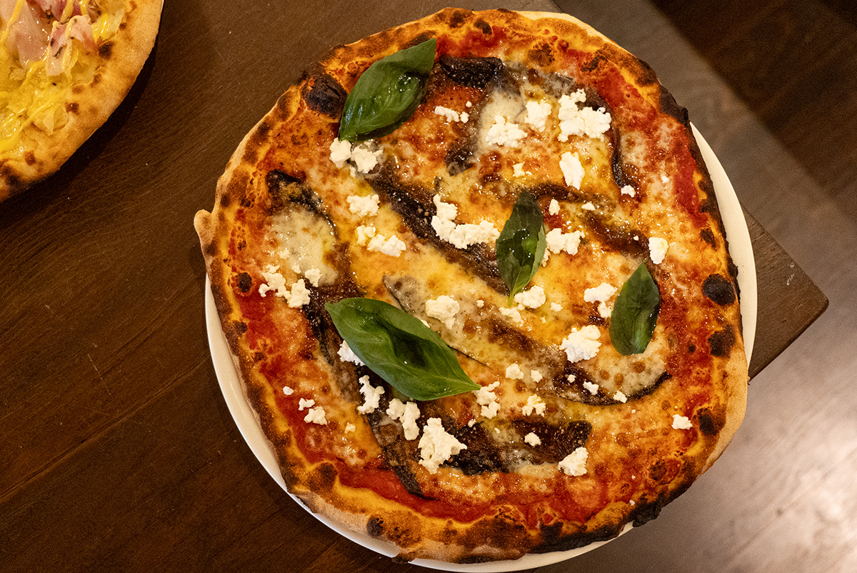 Pizza de berenjena frita y queso de cabra Bauma en ROMO
