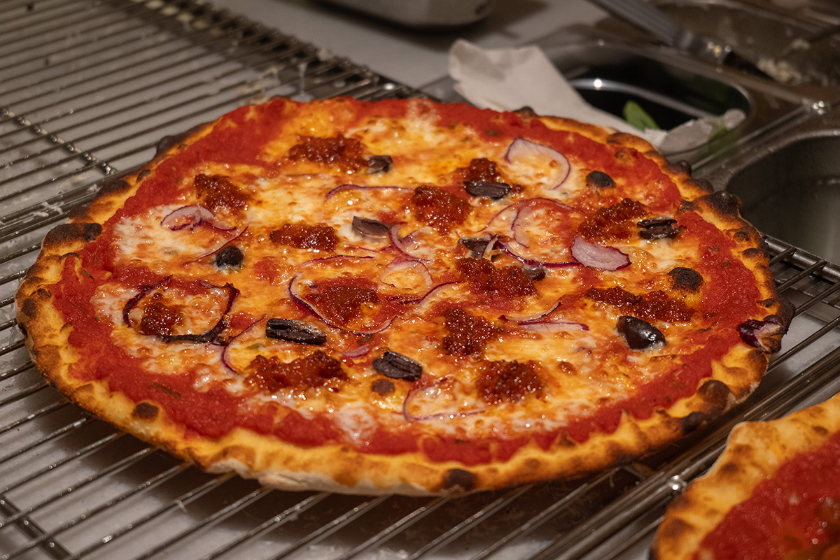Pizza de sobrasada propia con queso mató en ROMO Barcelona