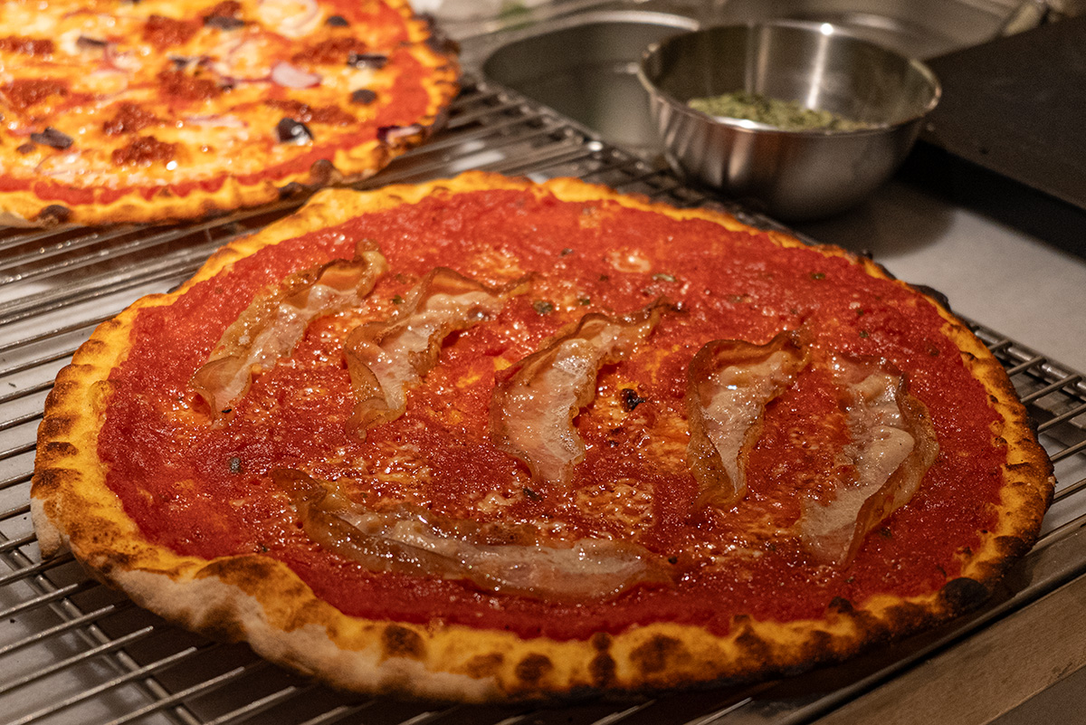 Pizza Amatriciana con papada adobada y queso Bucarito en ROMO