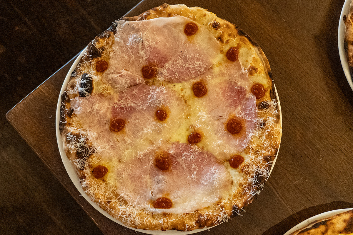 Pizza de jamón braseado con salsa vizcaína en ROMO