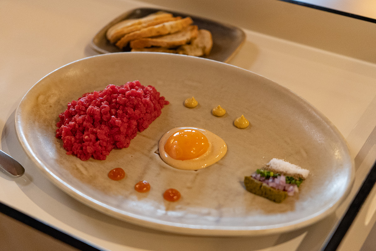 Ingredientes del steak tartar servidos por separado en Finca Nebot 1924, Barcelona