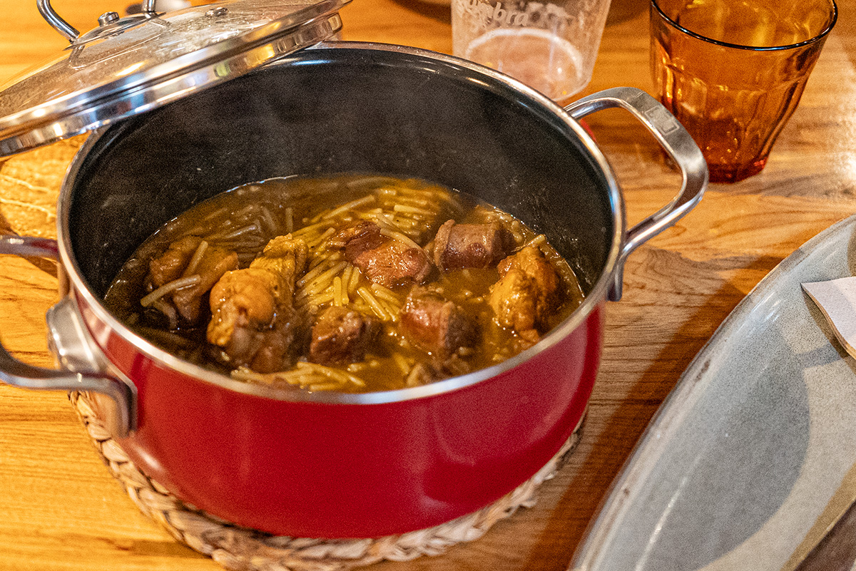 Fideos a la cazuela con costilla y butifarra en Finca Nebot 1924, Barcelona
